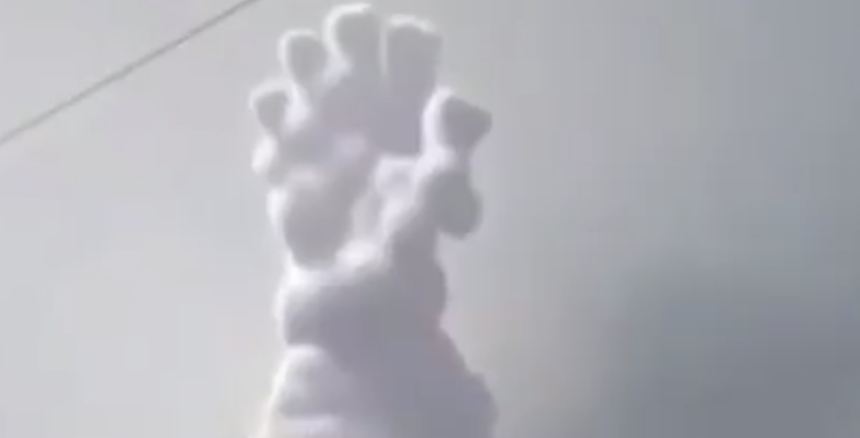 窓手 すごい手の形の雲 ベルセルクのゴッドハンド オークチャンネル